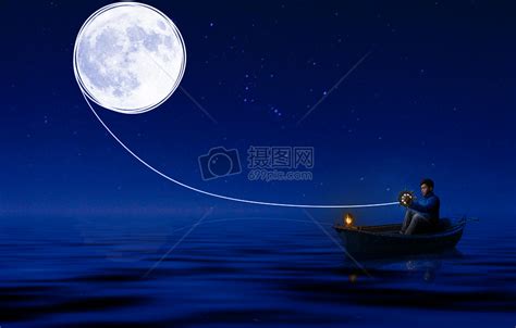 坐在小船上牵着月亮的人高清图片下载-正版图片500267855-摄图网