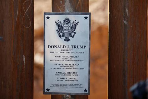 “特朗普总统边境墙”部分完工，新造型被美国网民玩坏了……
