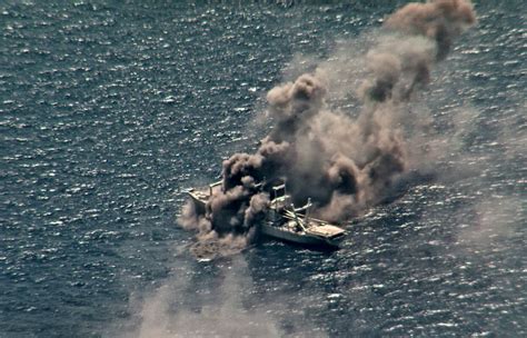 美国万吨级军舰被三枚导弹命中，瞬间浓烟滚滚！