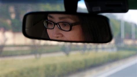 白领女性司机夜间驾车检查后视镜高清图片下载-正版图片501779152-摄图网