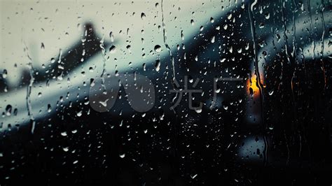 下雨天玻璃上雨水滑落伤感氛围意境高清摄影大图-千库网