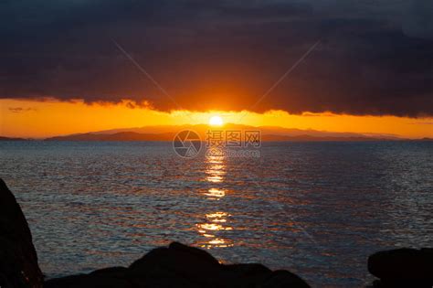 太阳升起时的宁静海点燃云彩高清图片下载-正版图片303250231-摄图网