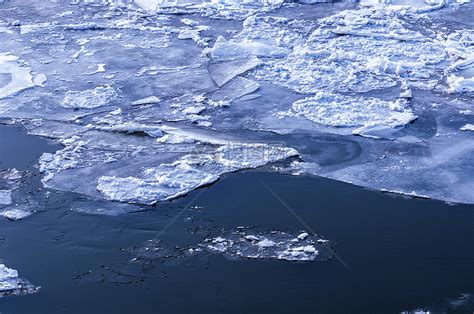 冰冷的冰冰在水面上痕迹季节冻结蓝色寒冷水晶液体冰川天气高清图片下载-正版图片320975423-摄图网