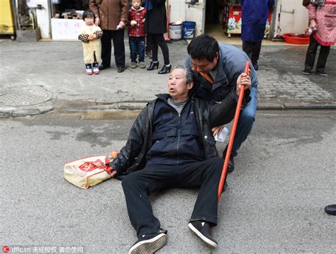 老人过马路时摔倒路中央，公交司机、路人协力救助_凤凰网视频_凤凰网