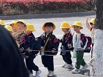 女子偶遇幼儿园小朋友们集体春游。他们每个人都戴着小黄帽……|幼儿园_新浪新闻