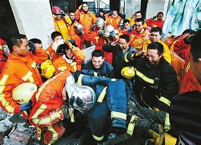 为救落水父子牺牲的消防员吕挺追悼会举行 各界群众吊唁 - 社会民生 - 生活热点