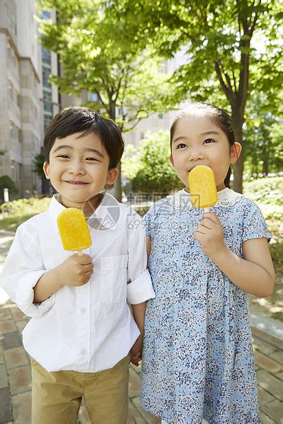 吃冰淇淋的小朋友高清图片下载-正版图片502103491-摄图网