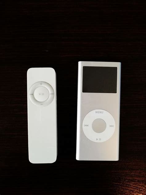 2 Apple Shuffle 1st generation + nano 2nd generation - Ipod - Catawiki