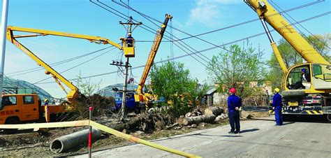 杭州一路口接连事故 两车相撞后电线杆砸车(图)-搜狐新闻