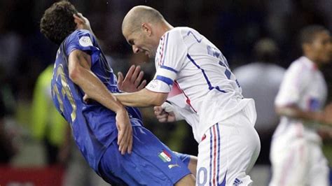 黄健翔解说2006年世界杯决赛：齐达内勺子点球 头顶马特拉齐被红牌罚下，法国点球大战不敌意大利。