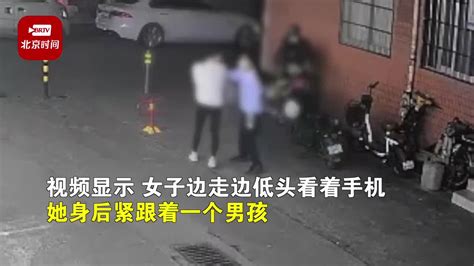 广州一女子当街被小男孩袭胸 警方：案件正在调查_手机新浪网