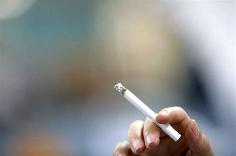 港媒： 中国3亿烟民正消耗全世界40%的烟草，须迅速行动遏制吸烟导致的“癌症死亡潮”