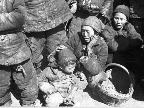 民国真实老照片，百姓饥荒啃树皮，最后一张是百年前的北京|民国|树皮|饥荒_新浪新闻