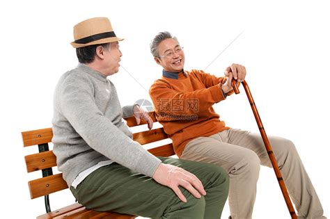 两位老年朋友坐在长椅上聊天高清图片下载-正版图片507658753-摄图网