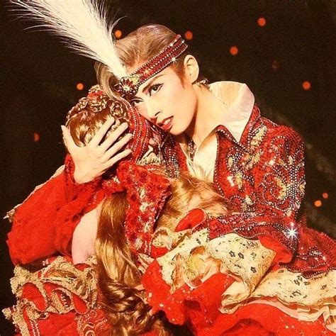 女扮男装的宝塚歌舞剧团与日本的性别政治|界面新闻 · 文化