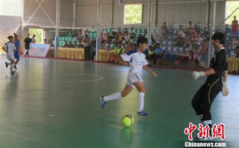 静安区第一支小学女子足球队在静安这所小学诞生 在女生中推广足球运动已有5年多