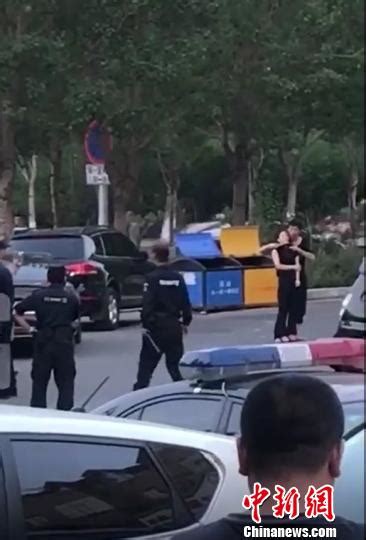 黑龙江一饭店员工持刀劫持主管 被警方击伤后身亡_凤凰资讯