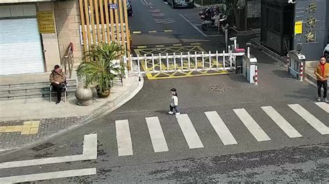 杭州2岁男童走丢，被好心人送往派出所_凤凰网视频_凤凰网