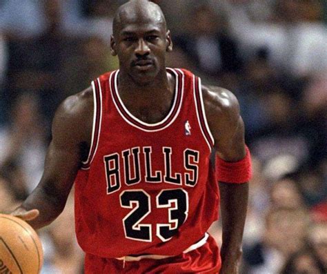 “篮球之神”乔丹1991年首夺冠军，魔术师创新纪录 - 球迷屋