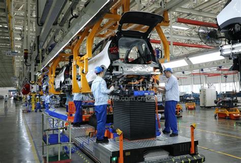 安徽芜湖：新能源汽车生产忙-人民图片网