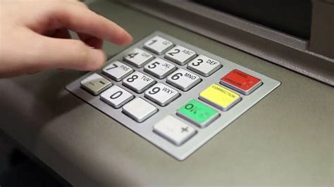 在自动取款机上使用塑料银行卡提取钱财的妇女财务和高清图片下载-正版图片504011349-摄图网