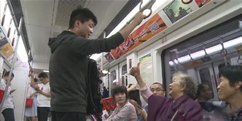日本年轻人几乎从不给老人让座，原因让人想不到