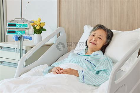老年人躺在医院病床上休息高清图片下载-正版图片308056399-摄图网