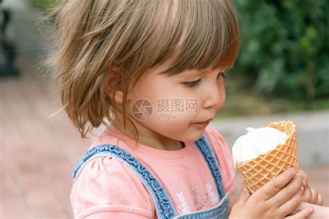 吃冰激凌的小女孩高清图片下载-正版图片307550883-摄图网