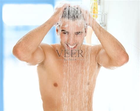 年轻英俊的男人在洗澡。照片摄影图片_ID:145070946-Veer图库