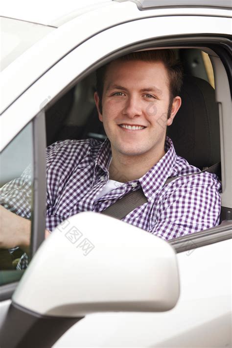男人开车时双手放在方向盘上，使用GPS导航照片摄影图片_ID:308508568-Veer图库
