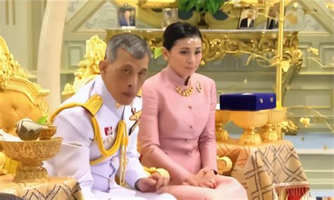 泰国王室发布最新海报,泰王与苏提达好亲密,没有诗妮娜的身影|王室|王后|泰国_新浪新闻