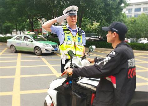 有“盔”不吃亏 郑州交警三大队呼吁电动车骑乘人员佩戴头盔_河南频道_凤凰网