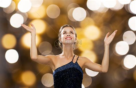 人,幸福,假日魅力的微笑的女人举手,仰望灯光背景高清图片下载-正版图片300397752-摄图网