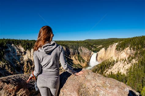女子游客与相机俯瞰下瀑布瀑布黄石公园大峡谷,怀俄明州,美国高清图片下载-正版图片300103767-摄图网