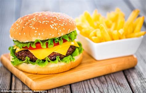 外国营养专家：吃两个汉堡比吃一个更健康_凤凰资讯