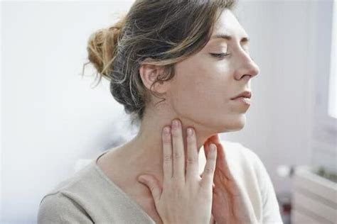 治咽炎的办法，这个偏方最在行，坚持一个月你的慢性咽炎会慢慢变好！