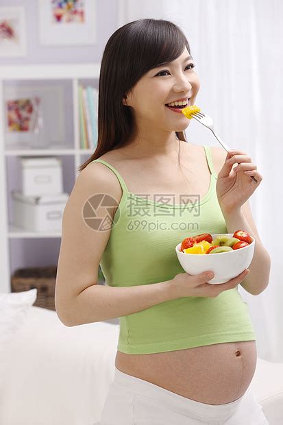 孕妇在家吃水果高清图片下载-正版图片501897838-摄图网