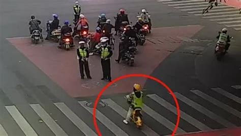 桂林一女子骑共享电动车走机动车道，抓伤交警被刑拘_凤凰网视频_凤凰网
