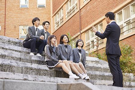 穿着校服上学的韩国初高中生高清图片下载-正版图片502237493-摄图网
