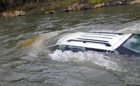汽车掉进河里，为何车内的人很多没有逃出来？因为缺乏逃生技巧