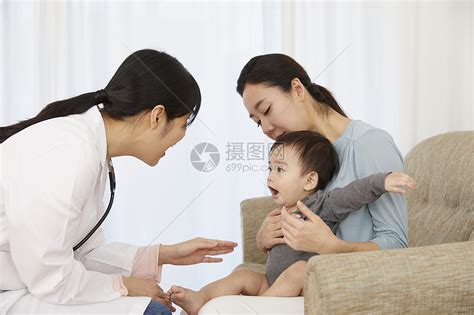 母亲给可爱的婴儿看病高清图片下载-正版图片502158773-摄图网