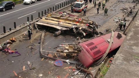 江苏徐州客车与货车发生相撞致多人受伤|江苏徐州|交通事故_新浪新闻