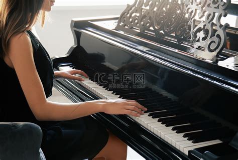 在家弹钢琴的女人高清摄影大图-千库网