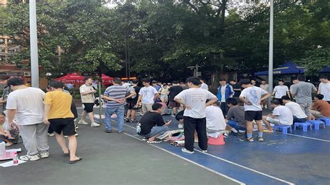 重庆市朝阳中学举行第三届跳蚤市场义卖活动