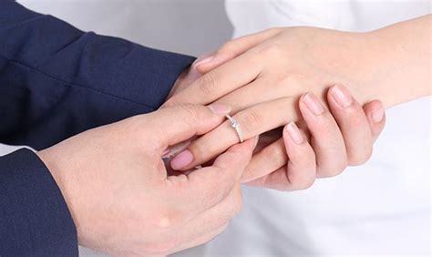 为什么结婚戒指要戴左手无名指上？是由哪3个原因造成的呢？|无名指|戒指|左手_新浪新闻
