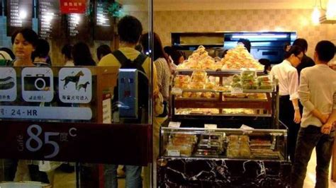 2020年中国蛋糕行业产业链分析：行业生产企业数量较多，主要以小企业为主[图] 一、产业链结构 蛋糕是用小麦粉、奶油、水果制品等为主要原料 ...