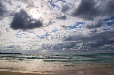 海面上风雨如磐的乌云沙滩和卷曲的海浪高清图片下载-正版图片506656969-摄图网