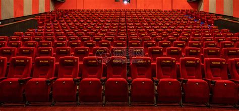 空荡荡的电影院红色座位电影院红色背景的电-包图企业站