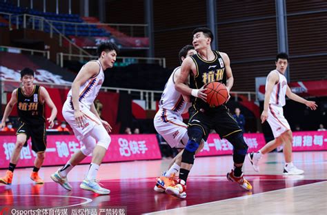 中国男篮世预赛10胜2负，乔帅麾下新人值得期待 - 新华网客户端
