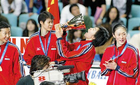 中国女排狂吻世界杯(图)